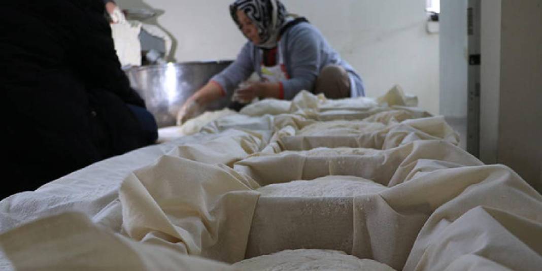 Annelerinden öğrendikleri tariflerle geleneği sürdürüyorlar: El emeğiyle pişiyor, kadınların geliri oluyor 7